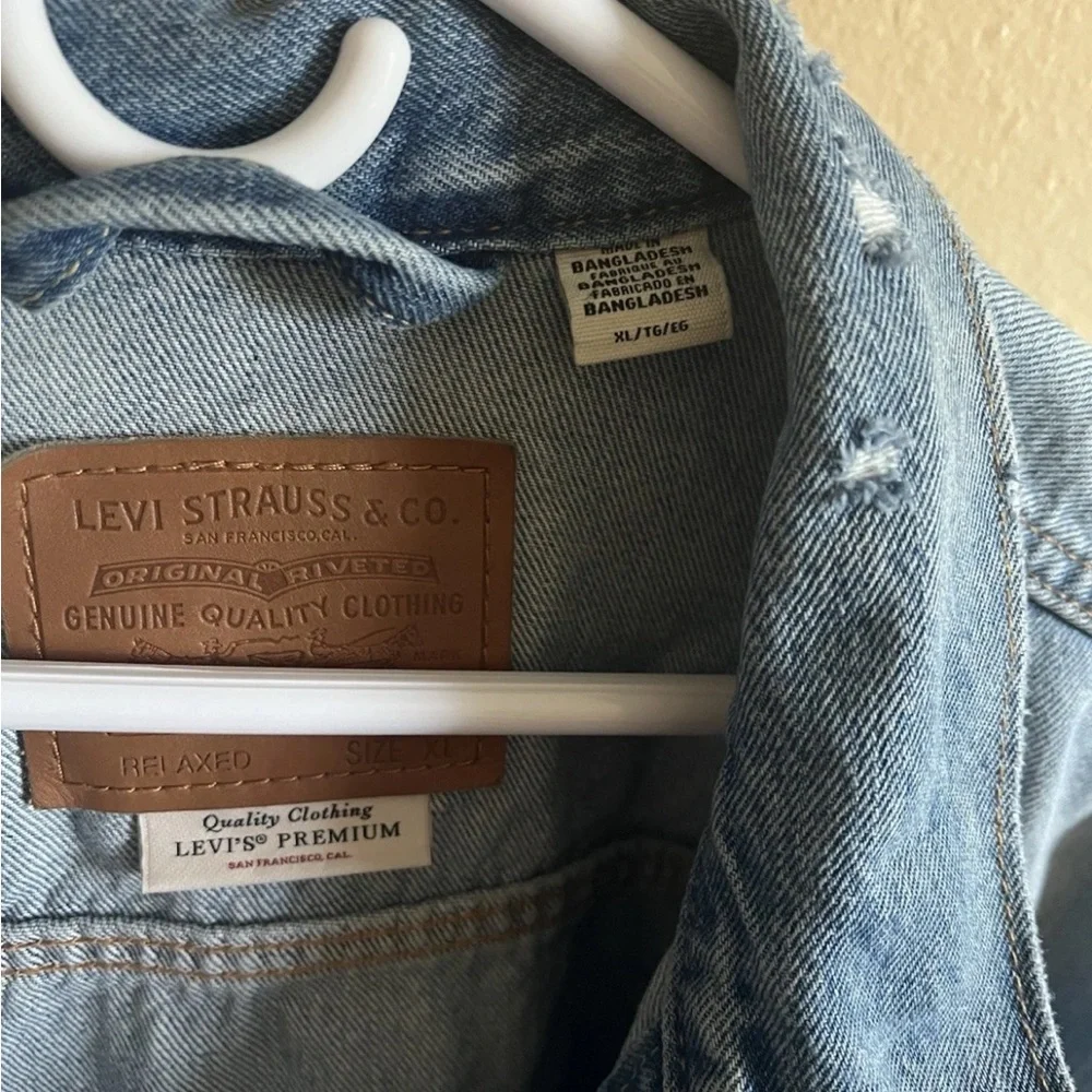 Levi’s Trucker Jacket XL PC9-A5782-0002 Distressed Denim Fade Button Front 25x30 - Picture 4 of 9